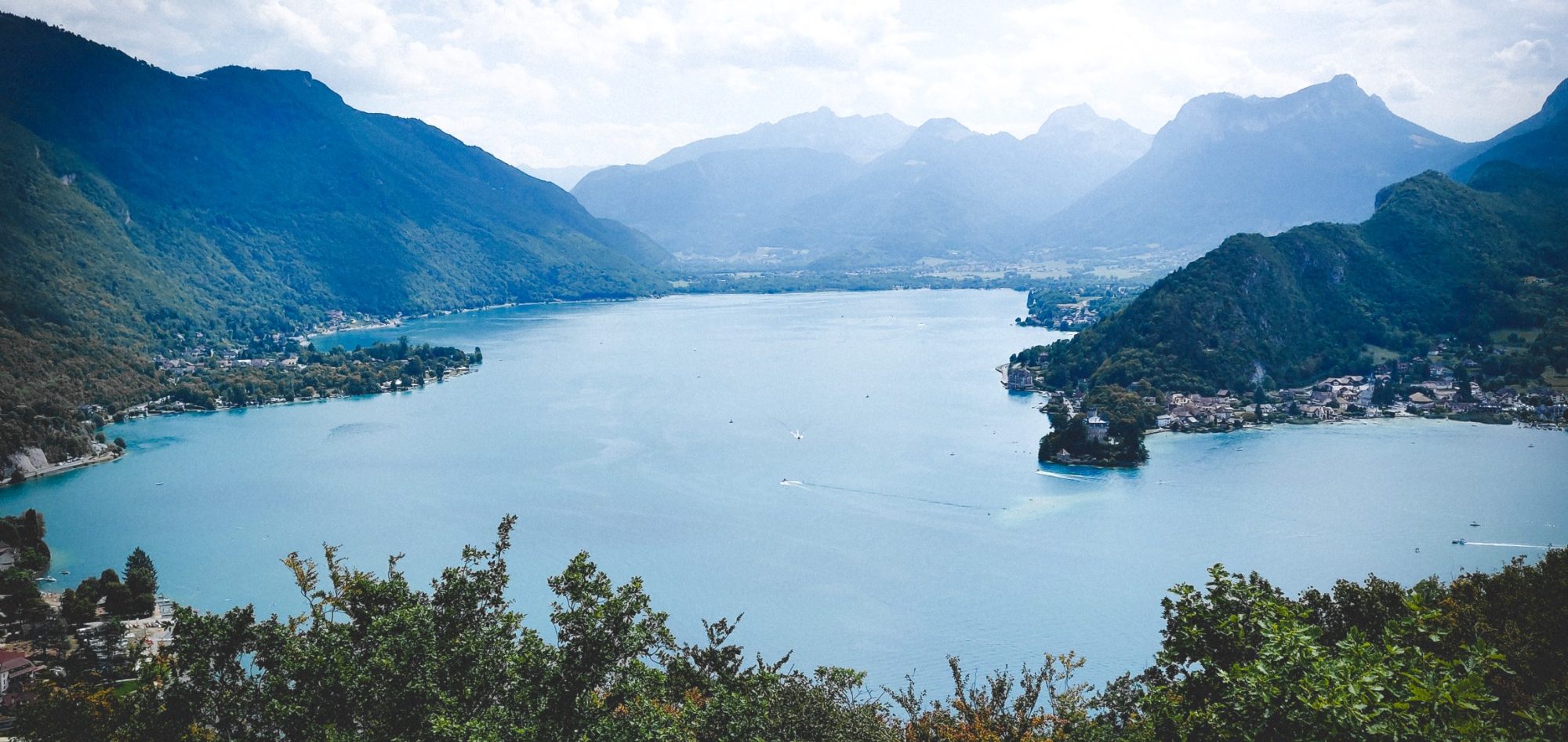 Le lac d'Annecy est un endroit propice à la dégustation de saké.