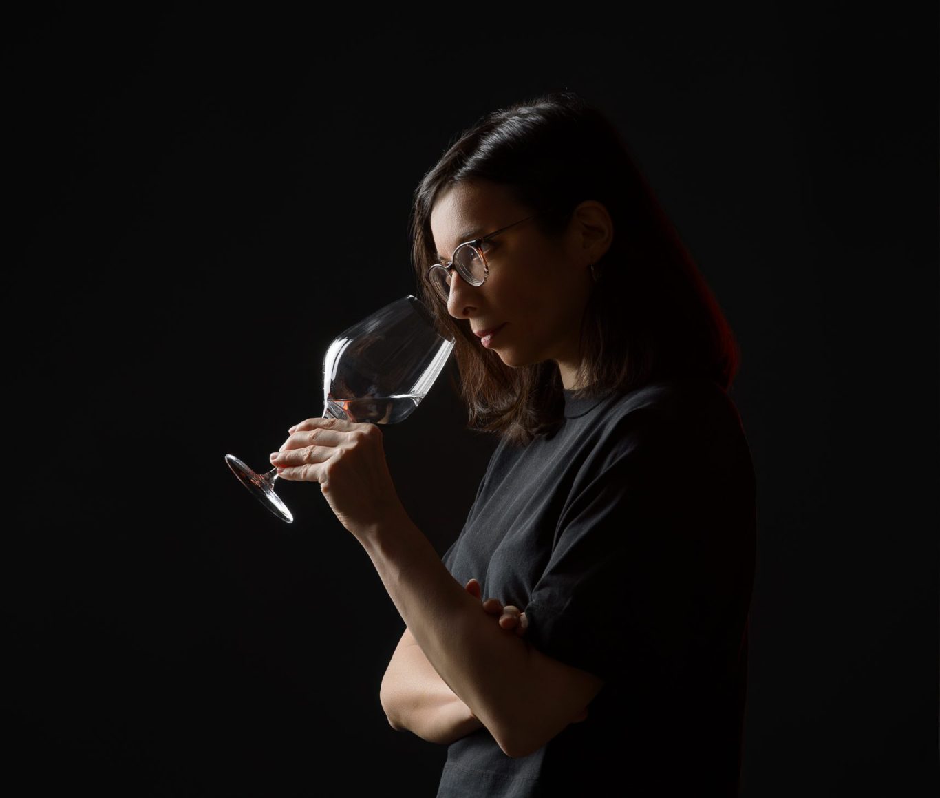 Karen Esteves Ribeiro, sommelière saké, étudiant les notes olfactives d'un verre de saké