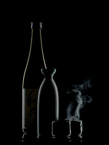 Visuel sombre et artistique du saké