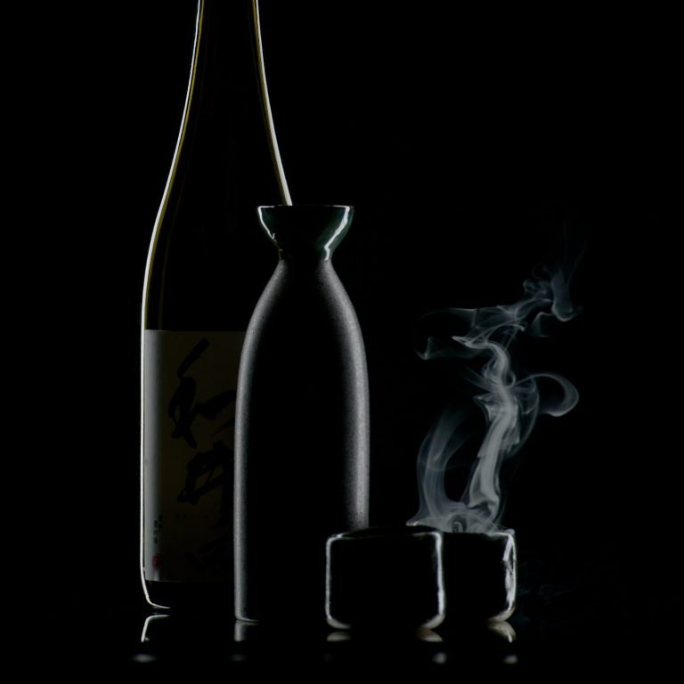 Un saké kimoto Sankan Waita est prêt à être savouré avec sa carafe Tokuri et ses verres o-choko encore fumants.