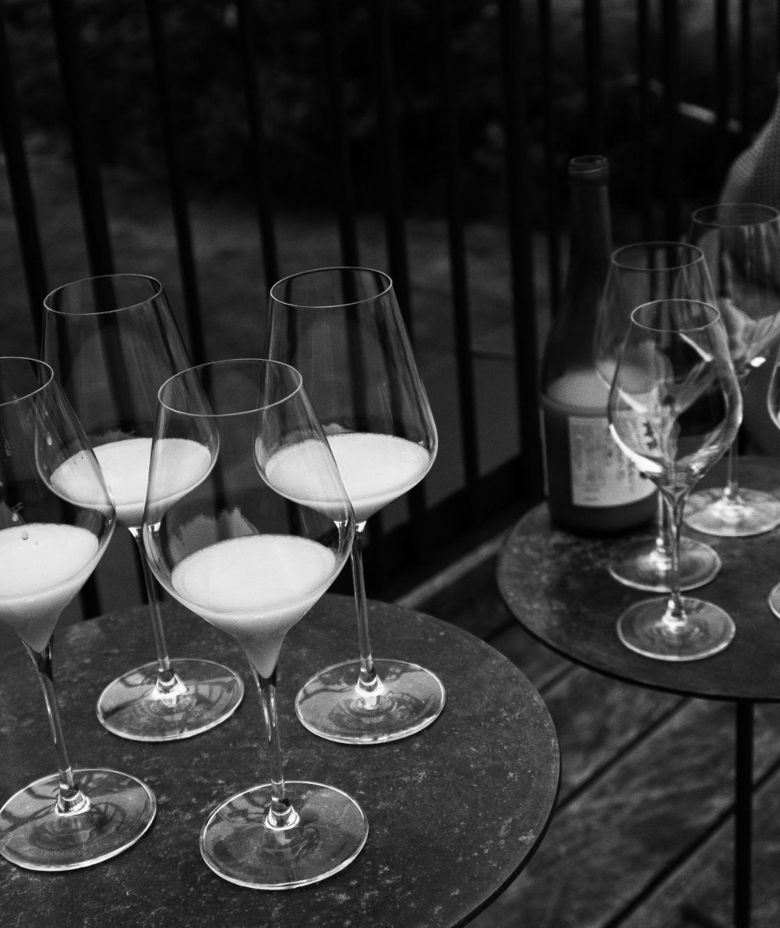 Le saké Nigori est servi dans des verres à vin sur une terrasse.