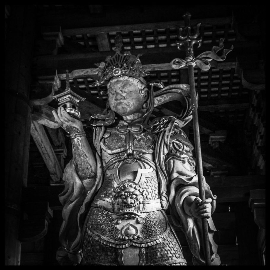 Un Kami vous guide vers le saké, là où la dégustation de sakés et l'histoire médiévale japonaise se fusionnent.