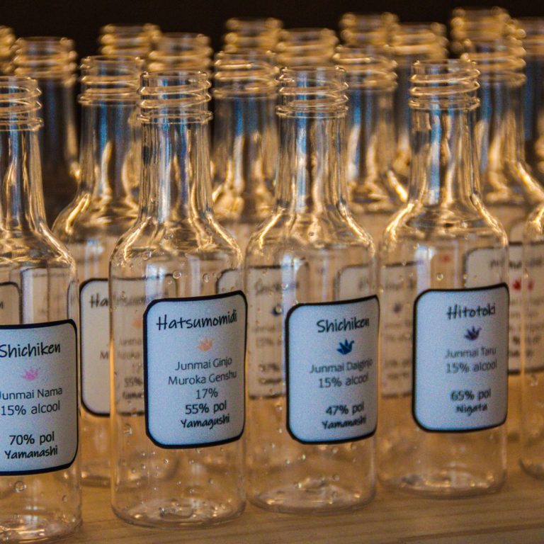 Petites bouteilles d'échantillonnage prêtes à être expédiées pour la formation de débutants au saké