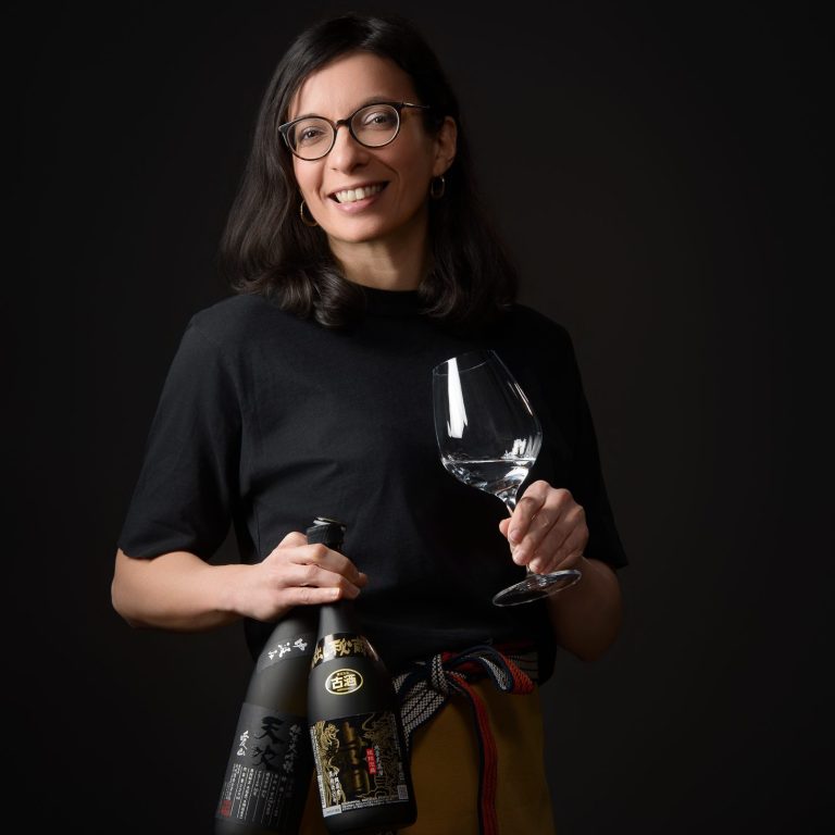 Karen Esteves Ribeiro, sommelière Saké, vous propose ses services pour la formation en ligne.